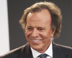 julio-iglesias-receives-award-02