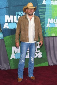 jason-aldean-cmt-music-awards-2015
