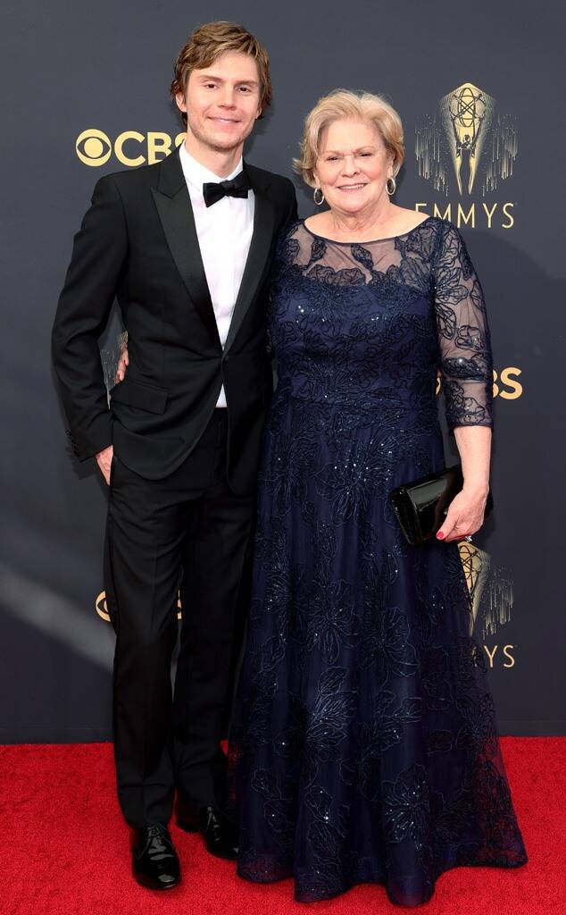 Evan-Peters-Julie-Peters